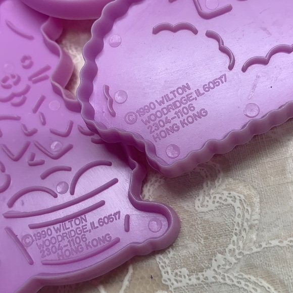 Vintage 1990 Wilton 10 pc cookie cutters Easter treats in storage container - Picture 5 of 12